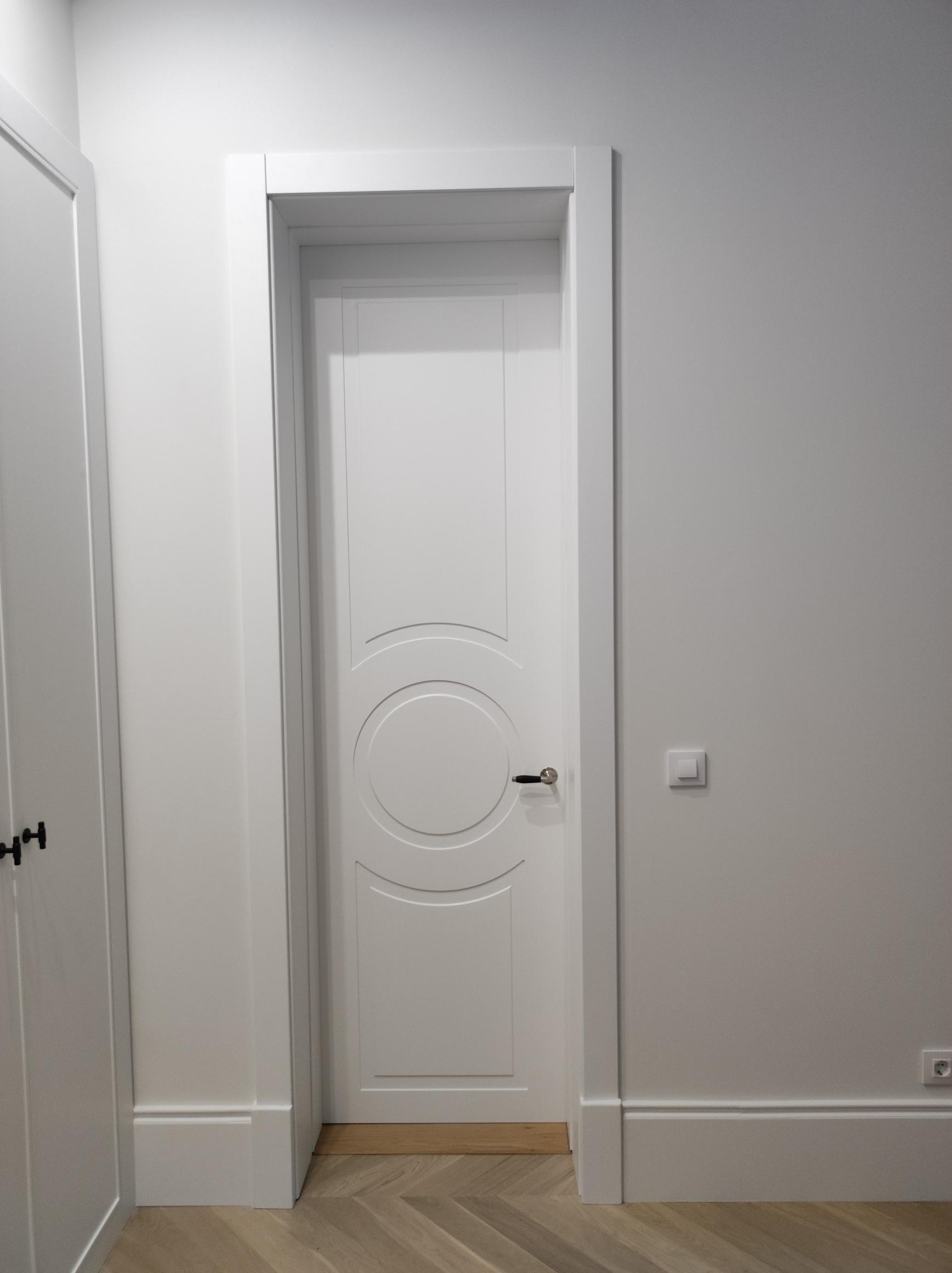 Puertas pantografiadas a medida lacadas en blanco - Imagen 4